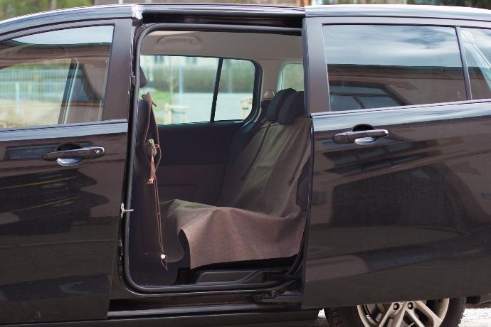 Schutz für die Rücksitze im Auto